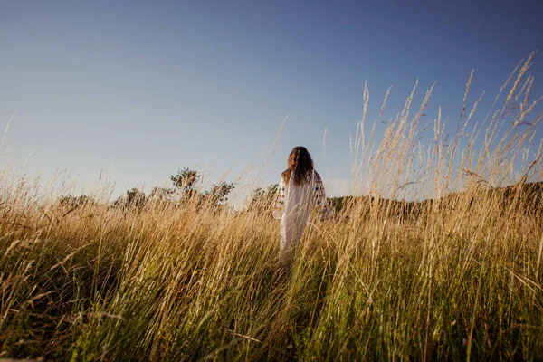 Mujer Guapa Vestido Está Corriendo Través Del Campo Concepto Libertad — Foto de Stock