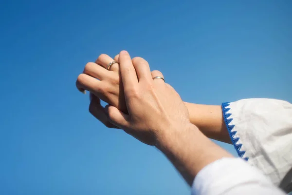 Handen Van Verloofde Bruid Achtergrond Van Lucht Zonnige Dag Jonge — Stockfoto