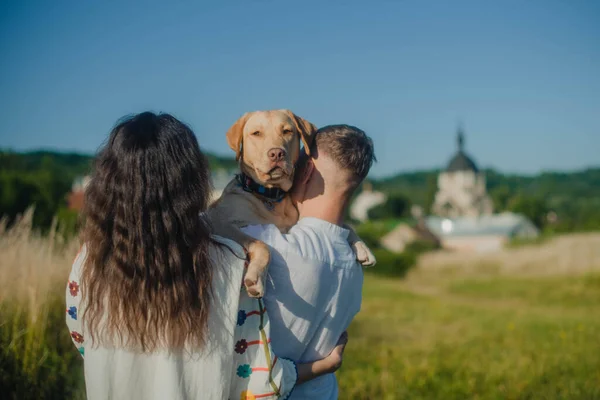 Şehir Manzarasında Izole Edilmiş Evli Bir Çiftin Omzundaki Labrador Portresi — Stok fotoğraf