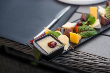 Meyve, et ve peynir çeşitleri masada. Nefis yemekler.