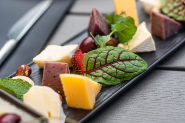 Meyve, et ve peynir çeşitleri masada. Nefis yemekler.