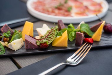 Meyve, et ve peynir çeşitleri masada. Nefis yemekler.