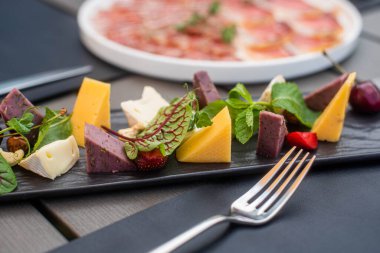 Meyve, et ve peynir çeşitleri masada. Nefis yemekler.