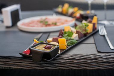 Meyve, et ve peynir çeşitleri masada. Nefis yemekler.