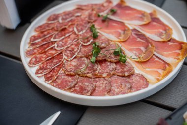 Et tabağı. Çeşitli sosisler ve etler.