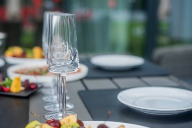 Yatırılan masanın arka planında gözlük