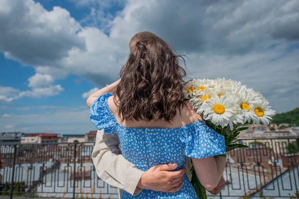 Άνθρωπος Αγκαλιάζει Και Απαλά Υποστηρίζει Κορίτσι Ένα Μπλε Φόρεμα Μαργαρίτες — Φωτογραφία Αρχείου