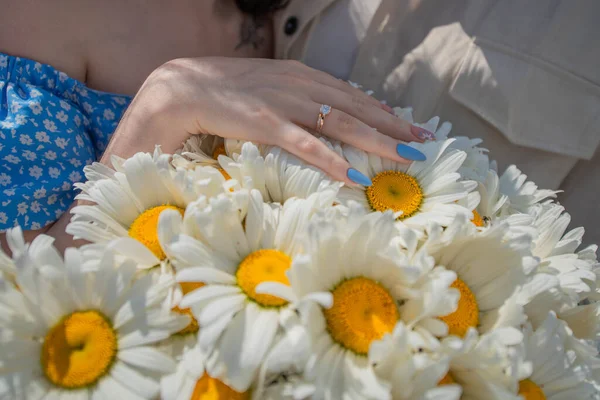 Menyasszony Kék Ruhában Jegygyűrűvel Fogja Kezét Százszorszépeken Megöleli Vőlegényt Porter — Stock Fotó
