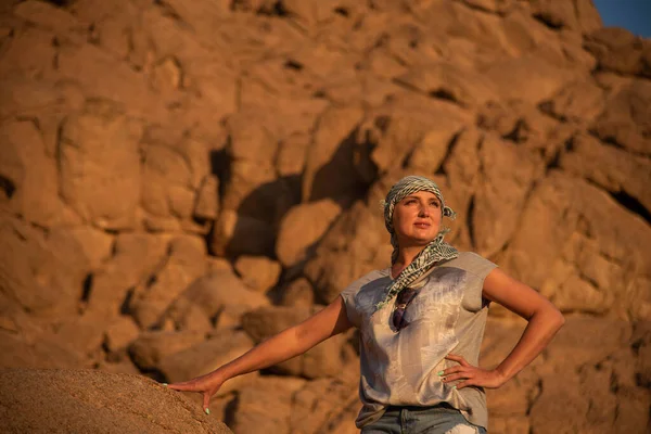 Mujer Turista Arafitka Egipto Fondo Una Roca Desierto Vacaciones — Foto de Stock