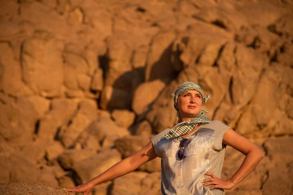 Mujer Turista Arafitka Egipto Fondo Una Roca Desierto Vacaciones — Foto de Stock