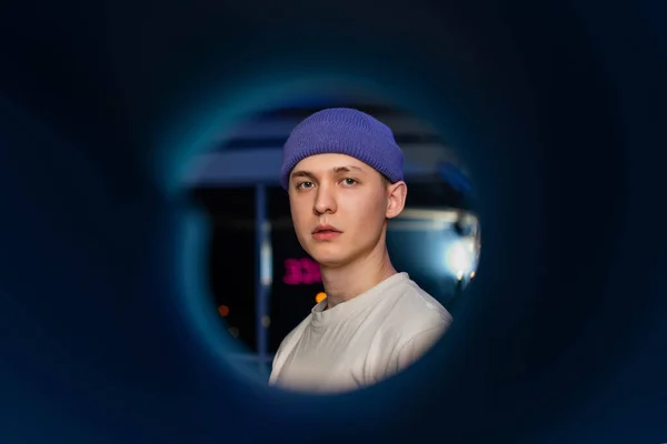 Guy Blue Hat Camera Lens Shaved Eyebrows — Stok fotoğraf