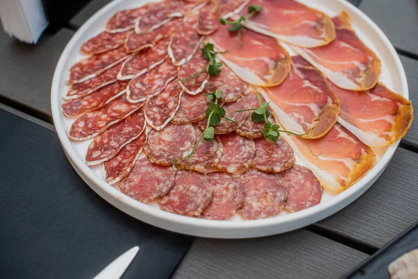 Et tabağı. Çeşitli sosisler ve etler.