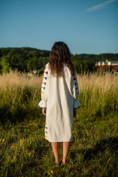 Beautiful Girl Dressed Ukrainian National Clothes Stands Middle Field Freedom — Photo