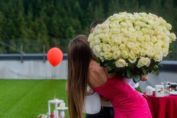 Невеста Розовом Платье Держит Большой Букет Белых Роз Поцелуй Молодоженов — стоковое фото
