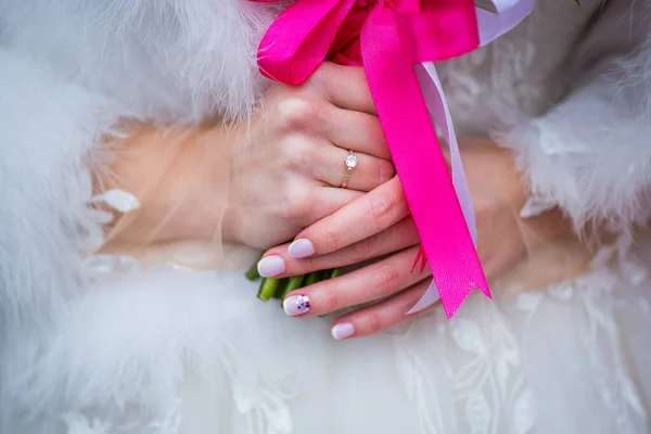 Menyasszony Kezében Egy Rózsaszín Szalagos Csokor Fehér Ruha Jegygyűrű — Stock Fotó