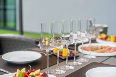 Doğadaki bir restoranda bir sehpa. gözlük fotoğrafı