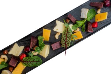 Meyve, et ve peynir çeşitleri masada. Nefis yemekler. İzole edilmiş