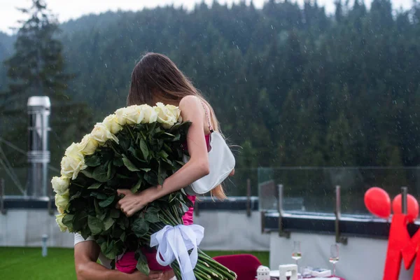 Невеста Букетом Роз Руках Жениха Помолвка Лес Заднем Плане — стоковое фото