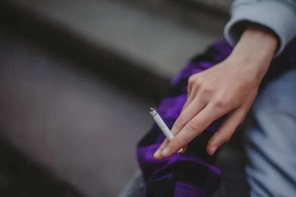 Pare Fumar Cigarro Conceito Menina Segurando Cigarro Quebrado Nas Mãos — Fotografia de Stock