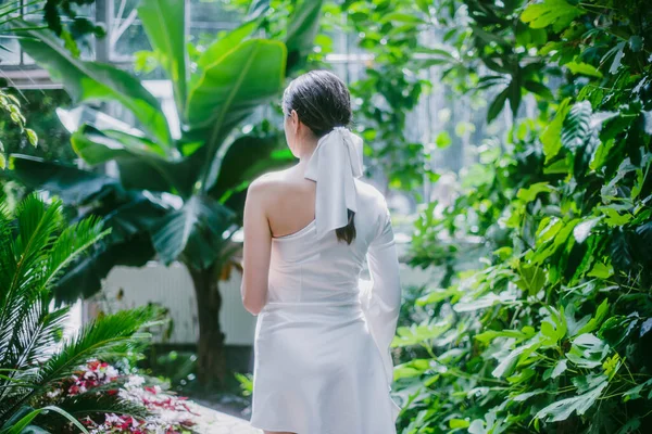 Дівчина Білій Сукні Ходить Посеред Екзотичного Саду — стокове фото