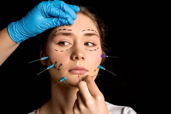 Schlaganfall Eines Mädchens Mit Nadeln Plastische Chirurgie Schwarzer Hintergrund Arzthand — Stockfoto