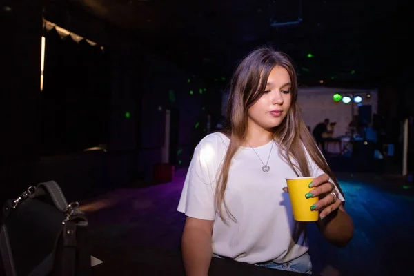 Uma Jovem Garota Uma Camiseta Branca Bebe Álcool Uma Festa — Fotografia de Stock