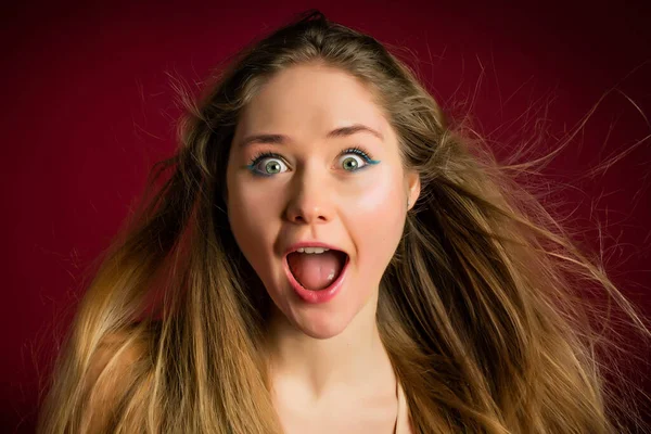 Immagine Eccitata Urlando Giovane Donna Piedi Sfondo Rosso Sto Guardando — Foto Stock