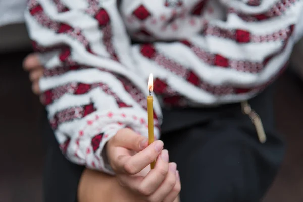 Девушка Украинском Национальном Платье Держит Свечу Руке Молится — стоковое фото