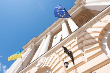 Avrupa Birliği bayrağı mavi gökyüzüne karşı bir bina üzerinde