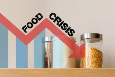 Beyaz arka planda, kırmızı oklarla kaplı küçük mısır gevreği kutuları ve yiyecek krizi mesajı. gıda krizi konsepti