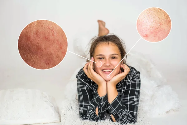 Nettes Teenager Mädchen Hat Spaß Auf Dem Bett Mit Federn — Stockfoto
