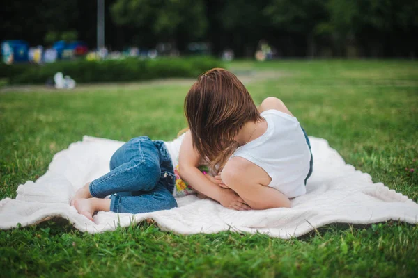 Mother Daughter Lie White Blanket Park — 图库照片