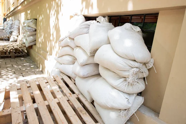 Hava saldırısı sığınağı pencerelerinin yanındaki kum torbaları. Ukrayna 'da Savaş