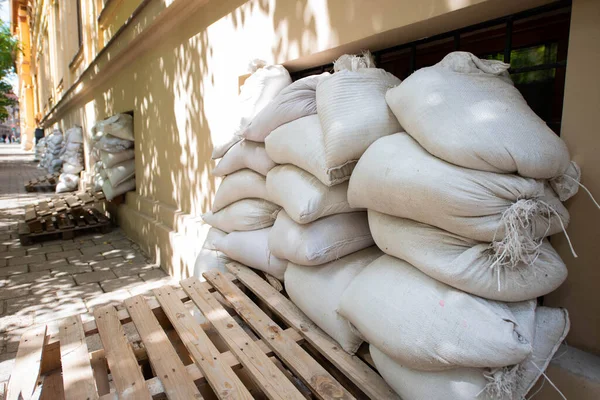 Hava saldırısı sığınağı pencerelerinin yanındaki kum torbaları. Ukrayna 'da Savaş