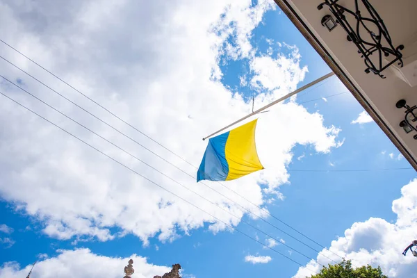 Eski bir binada Ukrayna bayrağı