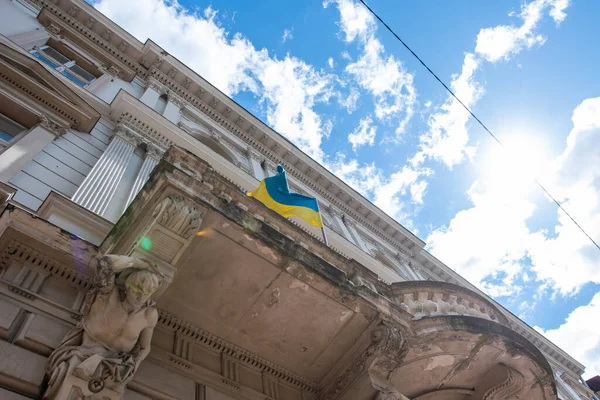 Ukrainian Flag Ancient Building — Foto de Stock