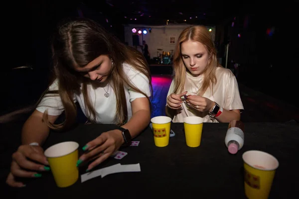 Дві Молоді Дівчата Концерті Алкоголь Наркотики Погані Звички — стокове фото