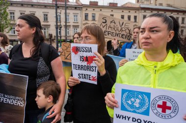 Lviv. Ukrayna. 31 yaşında. 07 numara. 2022 yılı. Ukraynalılar savunucuları Azovstal 'dan salmak istiyor. Ukrayna 'da savaş. Ukrayna 'da kal. Yazıt - Neden Kızıl Haç ve BM 'desin?