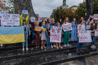 Lviv. Ukrayna. 31 yaşında. 07 numara. 2022 yılı. Ukraynalılar savunucuları Azovstal 'dan salmak istiyor. Ukrayna 'da savaş. Ukrayna 'da kal. Yazıt - Rusya bir katil ve teröristtir.