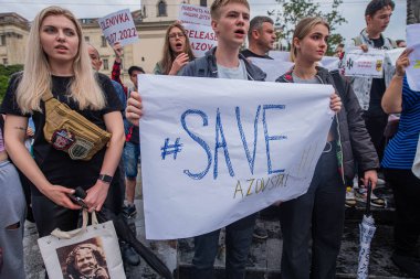 Lviv. Ukrayna. 31 yaşında. 07 numara. 2022 yılı. Ukraynalılar savunucuları Azovstal 'dan salmak istiyor. Ukrayna 'da savaş. Ukrayna 'da kal. Yazı - Azovstal 'i Kaydet