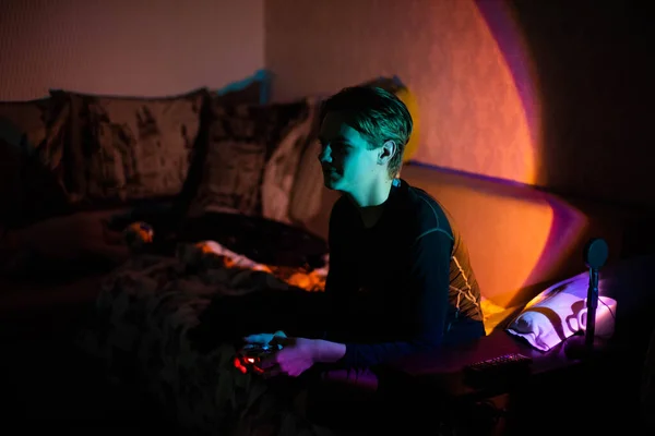 Teenage Boy Playing Video Game Dark Room Colored Lamp — Stockfoto