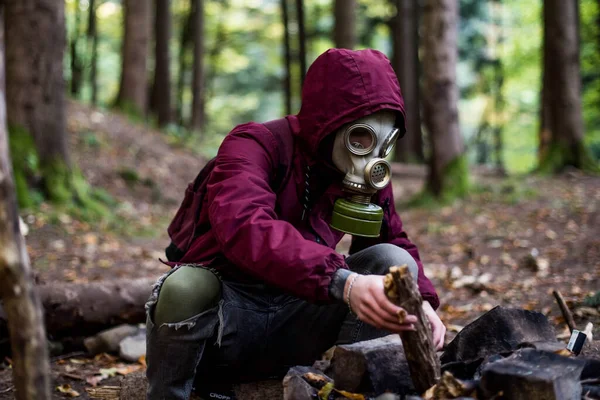Male Gas Mask Cherry Jacket Sits Middle Forest Starts Fire — 图库照片
