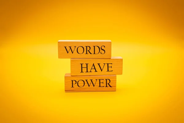 Τρεις Ξύλινες Πλάκες Κίτρινο Φόντο Λέξεις Έχουν Δύναμη — Φωτογραφία Αρχείου