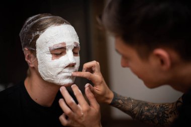 Evde alçı maske yapma süreci. Alçı kalıbına dayalı maskeler yaratmak. Alçıtaşı kalıbı. Yüzün kalıbı. Heykel yapmak. Sanatçının çalışma akışı.