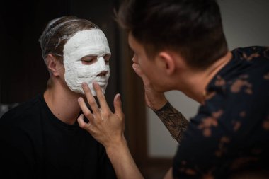 Evde alçı maske yapma süreci. Alçı kalıbına dayalı maskeler yaratmak. Alçıtaşı kalıbı. Yüzün kalıbı. Heykel yapmak. Sanatçının çalışma akışı.