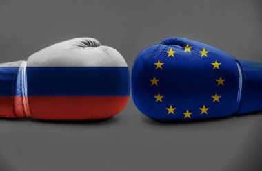 Rusya AB 'ye karşı. AB ve Rusya bayrağıyla boks eldivenleri. Gri renkte izole edilmiş.