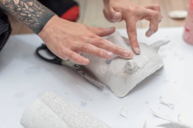 Alçı kalıbına dayalı maskeler yaratmak. Alçıtaşı kalıbı. Yüzün kalıbı. Heykel yapmak. Sanatçının çalışma akışı. Cadılar bayramına hazırlanılıyor.