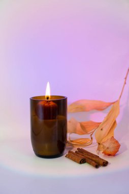 Kehribar bardakta soya cilası ve pembe renkli balkabağı. Sonbahar havası.