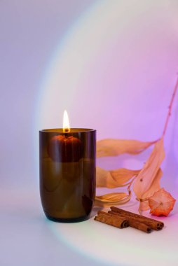 Kehribar bardakta soya cilası ve pembe renkli balkabağı. Sonbahar havası.