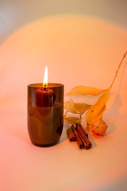 Kehribar bardakta soya cilası ve pembe renkli balkabağı. Sonbahar havası.